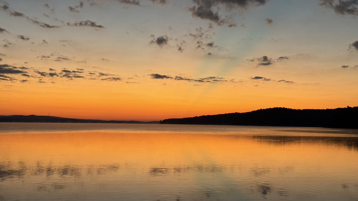 Clear, beautiful sunrise this morning at Vista Point on Lake Maumelle this morning! 

Thanks to Jodi Morris for sharing this view! #ARwx