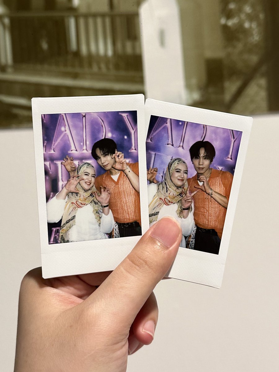 asked for the iconic ryu sunjae photobooth pose for the second pola and i think rocky did it better 🙈

#RockyinSingapore #RockyinSingaporelah #ROCKY #라키
