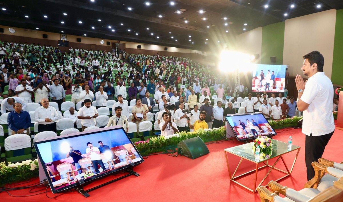 Udhaystalin's tweet photo. ‘மாநில சுயாட்சி என்பது ஓர் அரசியல் கட்சியின் கோரிக்கை அல்ல; அது ஓர் அரசியல் கோரிக்கை’ என்றார் பேரறிஞர் அண்ணா! ‘மாநிலத்தில் சுயாட்சி - மத்தியில் கூட்டாட்சி’ என்று முழங்கினார் நம் முத்தமிழறிஞர் கலைஞர் அவர்கள்!

இதன் தொடர்ச்சியாக, மாண்புமிகு முதலமைச்சர் @mkstalin அவர்கள், உருவாக்கிய மாநில - ஒன்றிய அரசுகளின் உறவுகள் குறித்து ஆய்வு செய்வதற்கான குழு, ஏற்பாடு செய்திருந்த தேசிய கருத்தரங்கில் இன்று பங்கேற்றோம்.

அரசியலமைப்புச் சட்டம் உறுதிப்படுத்திய மாநில சுயாட்சி உரிமைகளை முழுதாக நிலைநாட்டிடும் வரை தமிழ்நாடு முன்வரிசையில் நின்று போராடும் - வெல்லும் என்று உரையாற்றினோம்!

@TThenarasu