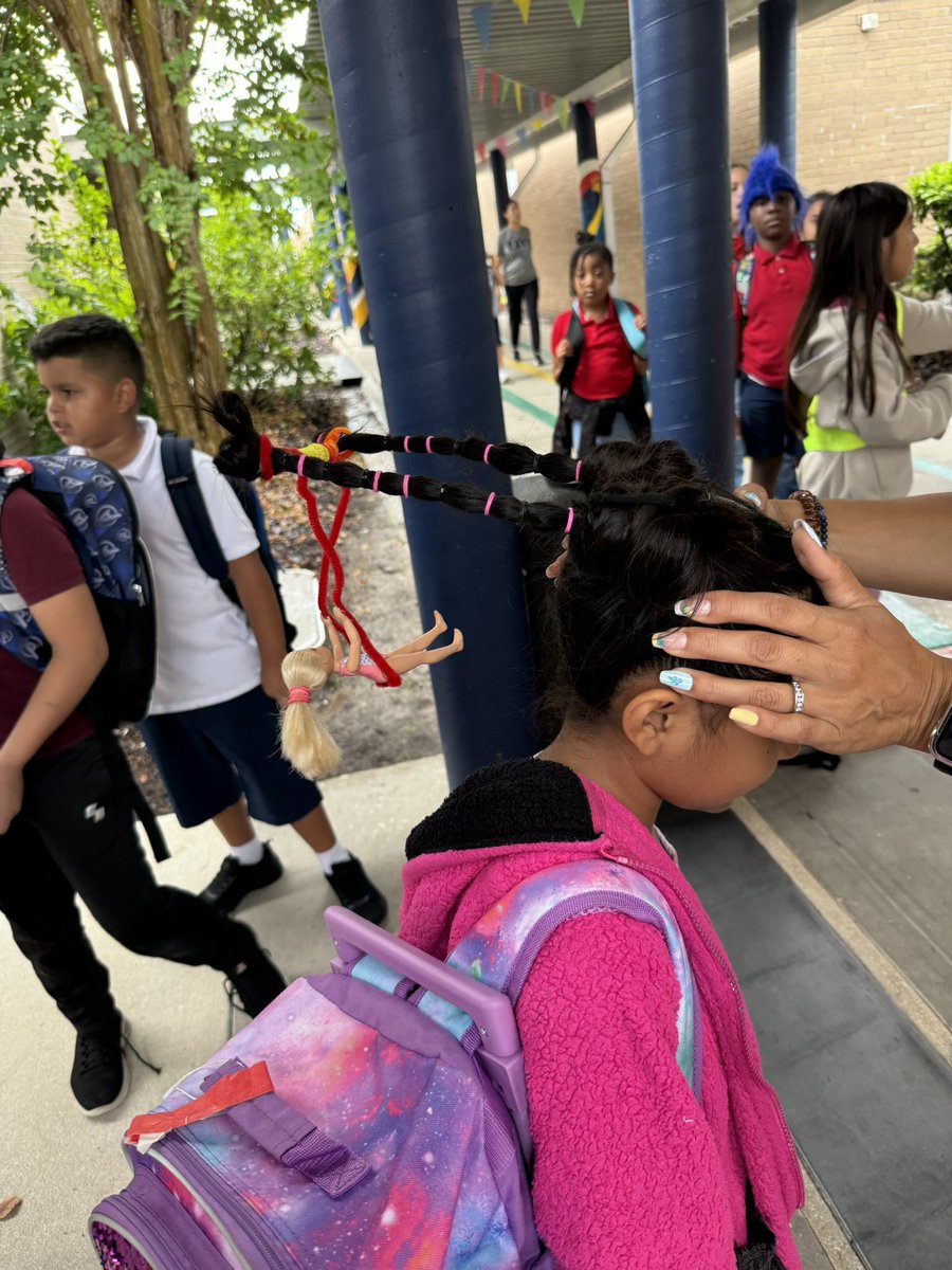 THEShawElem's tweet image. What a Shaw-some Spirit Week! 🎉 Crazy socks, wild hair, and fun hats made every day a blast. #SpiritWeek #SchoolSpirit @HCPSTNRegion1 @HillsboroughSch @CCopeland01 @ohsnapp2teach