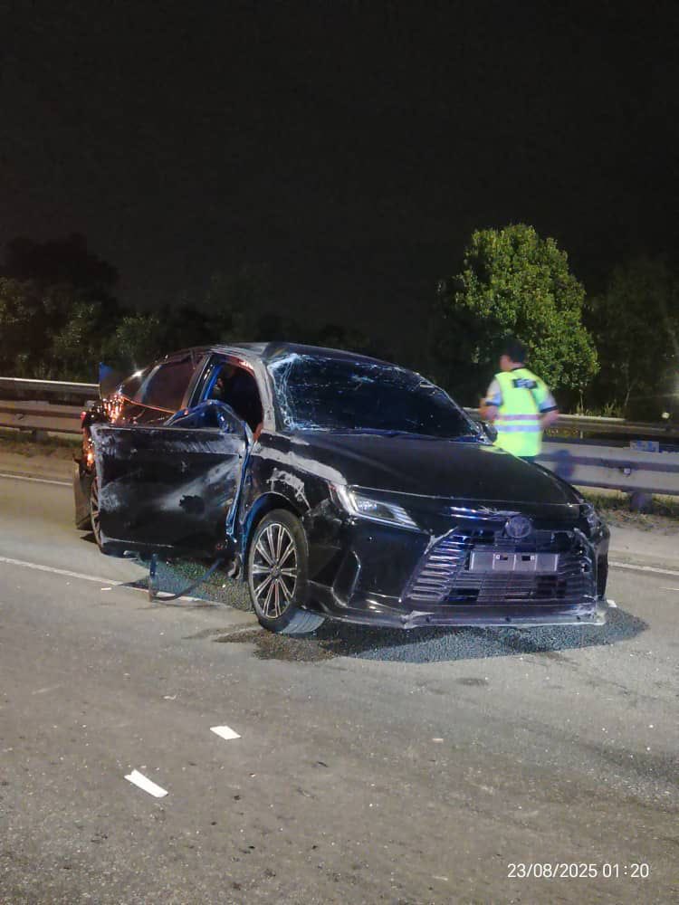 8ryne's tweet photo. MINTA TOLONG SHARE &amp; VIRALKAN 🙏🏻 KEMALANGAN TOYOTA VIOS DAN PERODUA VIVA

Minta jasa baik semua yang berada ditempat kejadian saksi/dashcam kami perlukan bahan bukti. Kejadian berlaku 23 Ogos 2025 12:30am-1:00am. Jalan pintasan Dengkil menghala ke Kota Warisan sebelum Shell baru. https://t.co/QkPfGkdloH