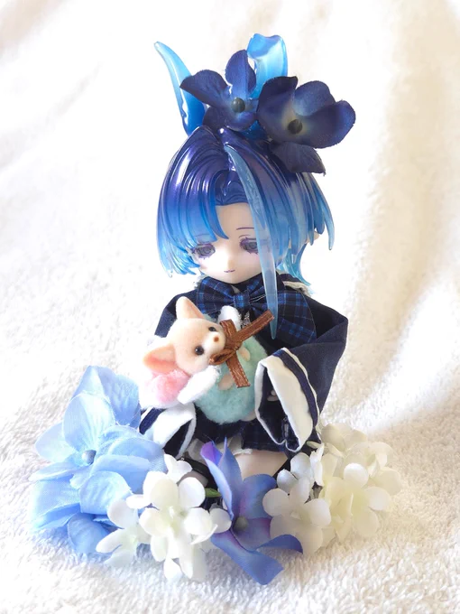#気象星語 のドールお迎えしたら毎日楽しすぎて最高です シルバニアの赤ちゃん持たせたら超かわいいし、角度によって目に光が入って印象が変わるのがおもしろ〜!! 写真撮影のスキルもいい感じのセットもないから歯がゆい