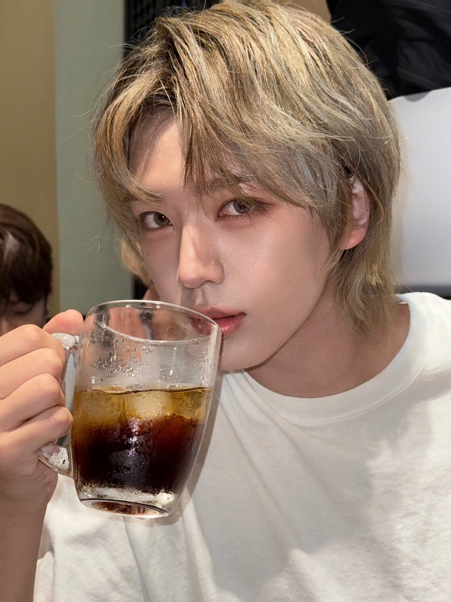 hey so look whos next to me at the bar