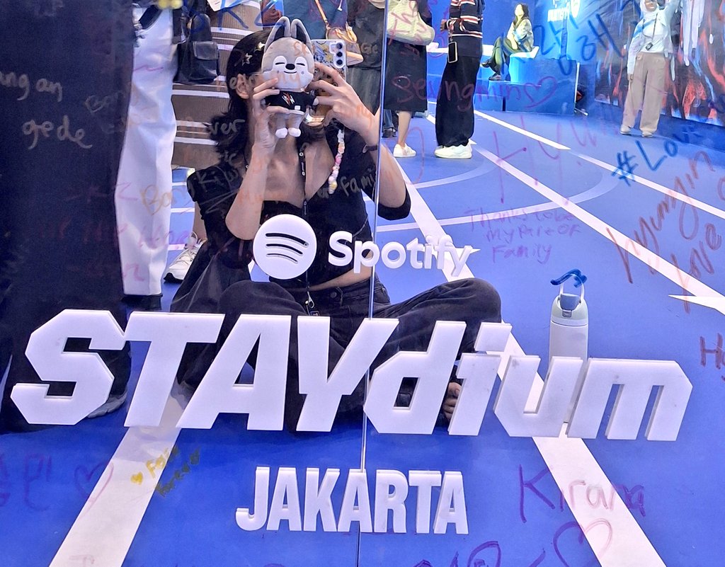 wufflechan's tweet photo. one fine day in #STAYdium <3 https://t.co/O5MVdQboKF