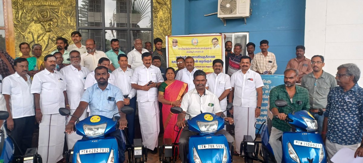 Tirupur N Dinesh Kumar (@tup_dineshkumar) on Twitter photo மாண்புமிகு தமிழ்நாடு முதலமைச்சர் கழகத் தலைவர் அண்ணன் <a href="/mkstalin/">M.K.Stalin</a> அவர்களின் தலைமையிலான திராவிட மாடல் ஆட்சியில்,
"நாடு போற்றும் நான்கு ஆண்டு தொடரட்டும் இது பல்லாண்டு", என்ற திருப்பூர் மாவட்ட அளவிலான அரசின் நான்கு ஆண்டு சாதனை மலரினை,இன்று மாண்புமிகு தமிழ் வளர்ச்சி மற்றும் செய்தி துறை மாண்புமிகு தமிழ்நாடு முதலமைச்சர் கழகத் தலைவர் அண்ணன் <a href="/mkstalin/">M.K.Stalin</a> அவர்களின் தலைமையிலான திராவிட மாடல் ஆட்சியில்,
"நாடு போற்றும் நான்கு ஆண்டு தொடரட்டும் இது பல்லாண்டு", என்ற திருப்பூர் மாவட்ட அளவிலான அரசின் நான்கு ஆண்டு சாதனை மலரினை,இன்று மாண்புமிகு தமிழ் வளர்ச்சி மற்றும் செய்தி துறை