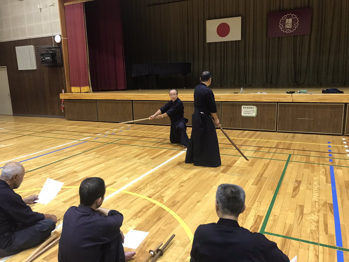 支部の剣道形講習会に行ってきました。あまりにも下手クソ過ぎて八段先生は当然、お相手してくれた六段女性も呆れ顔😭もっと修行しないとなぁ…