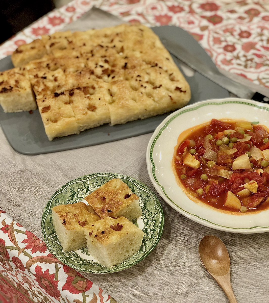 晩御飯は出来たてガーリックフォカッチャとトマトと豆のスープですわ