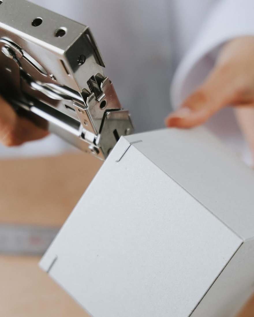 90度の角を留められるホチキス
core77.com/posts/138232/
cornerveryという韓国企業の製品で箱を作ったりできる