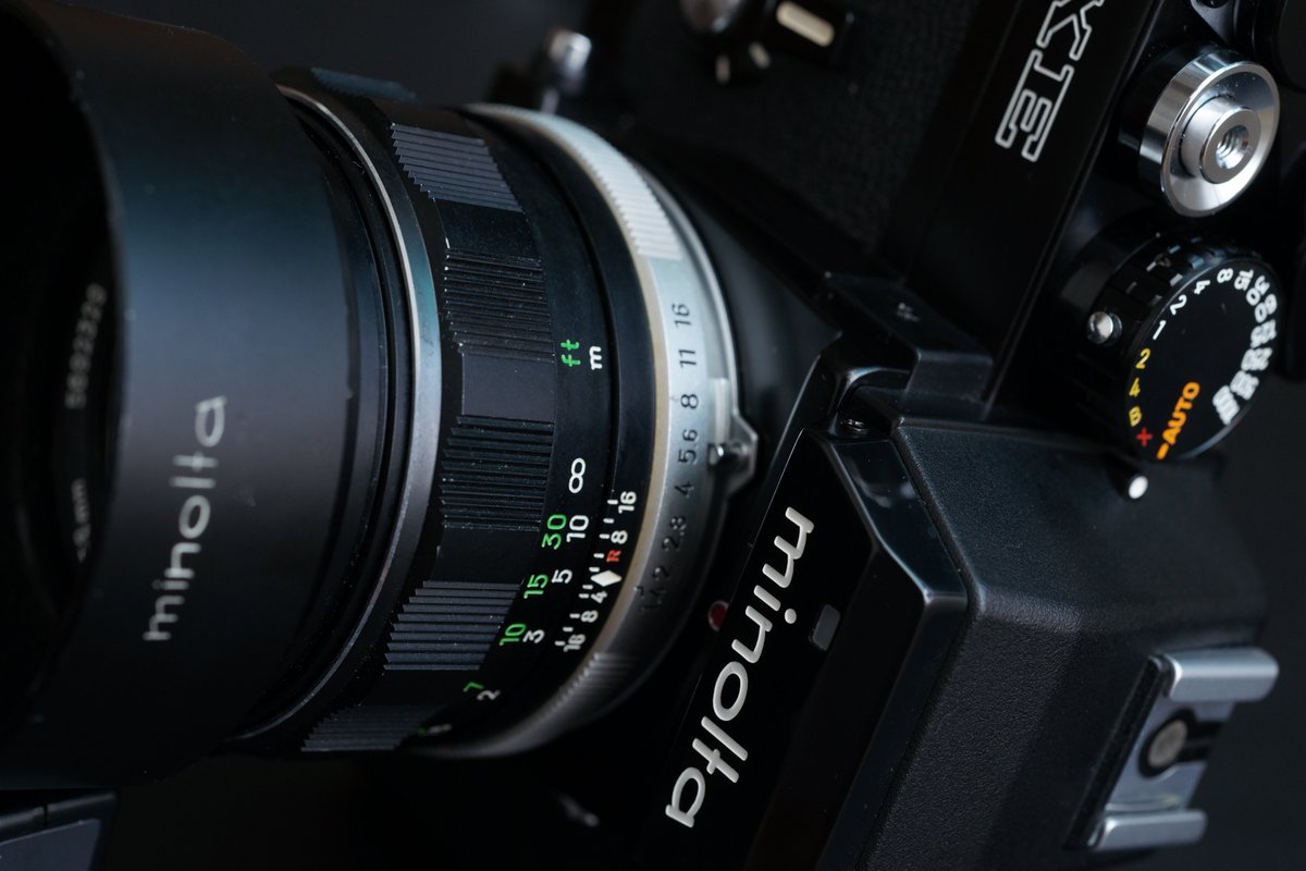 Minolta XEはガタイがいいのにスマート。この格好良さは他に代えがたいものがありますよね。

Minoltaでは珍しいレリーズロック、使いやすい多重露光スイッチやバッテリーチェックスイッチなどなど。SR-Tシリーズからすると大躍進とも言えるこのカメラは、ミノルタの転換点とも言えるでしょう。