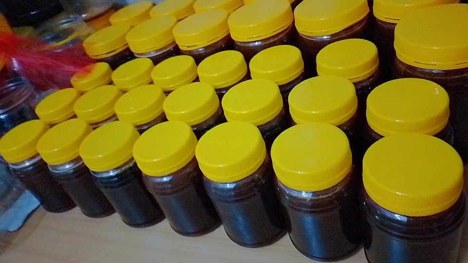 Now that we're coming back to eating organic food and thrashing processed ones, I recommend y'all to drop those blueband huwa mnapaka mkate asubuhi na Nutella za kukatakata mkate😂 Get yourself some honey from yours truly 🫴