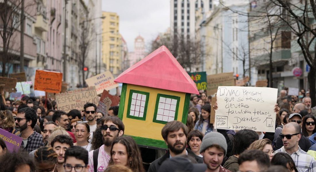MehmetPerincek's tweet image. Avrupa’da “konut krizi” – 3: Lizbon nasıl Avrupa’nın en yaşanmaz kenti oldu?

Kıtalararası

Son on yılda Portekiz’in başkenti Lizbon, Avrupa’nın en uygun fiyatlı başkentlerinden biri olmaktan, en yaşanmaz başkentlerden biri haline geldi. Nasıl oldu? Lizbon Üniversitesi Coğrafya…