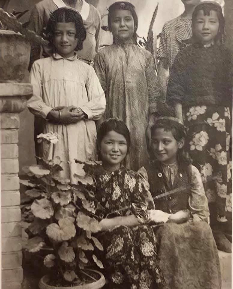 “1943 yılına ait bir fotoğraf ve Uygur Türk’ü balalar.
Gulca, Doğu Türkistan”