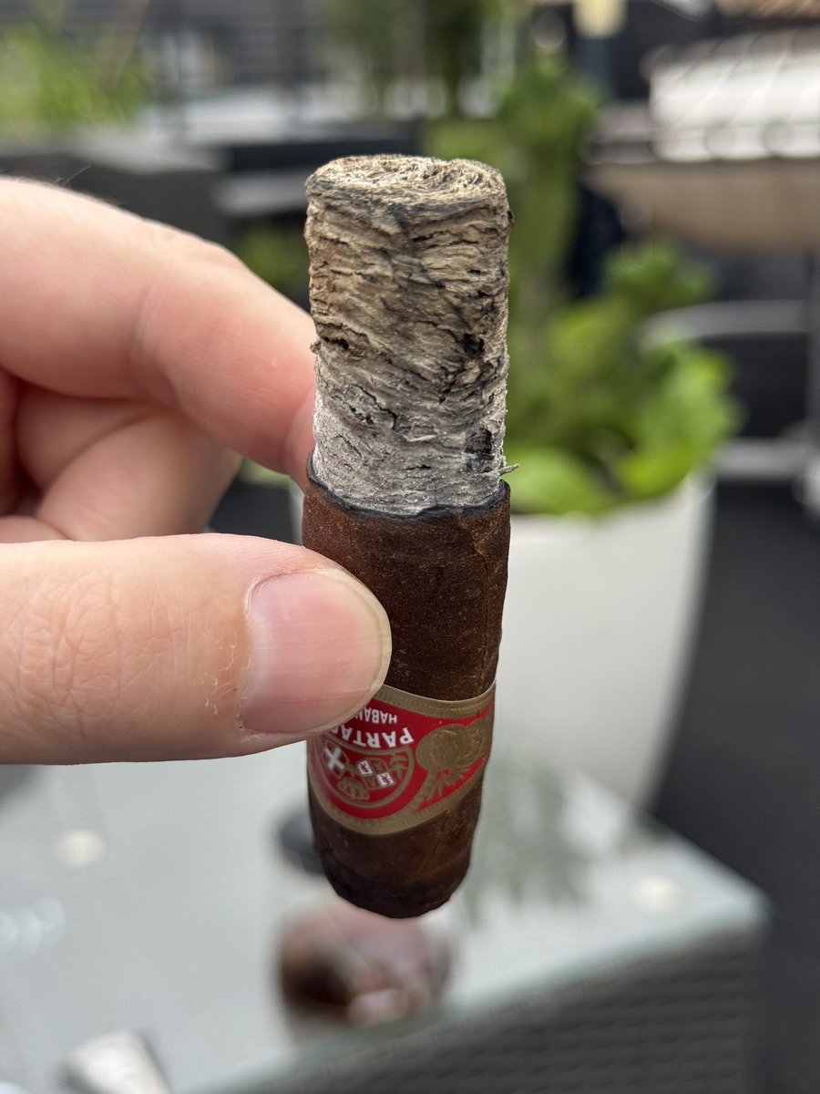 Сегодня наслаждался Partagás Maduro №2 как дижестивом. Кедр, сладость и перец в начале, затем кофе и тёмный шоколад, а в финале — орехи и сдержанный перец. Плотный дым, тугая тяга, но вкус — выше всяких похвал! #Сигары #Partagas