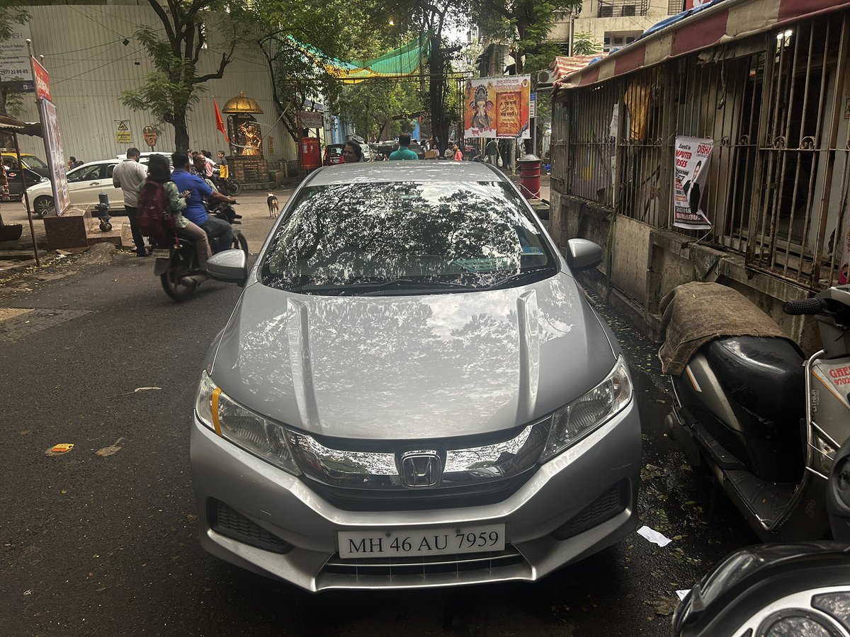 rachitkumart's tweet image. Again another wrong parking outside Popular Hotel, Off Hingwala Lane, Ghatkopar East @MTPHereToHelp
No margin for any two vehicles to pass and completely reckless.