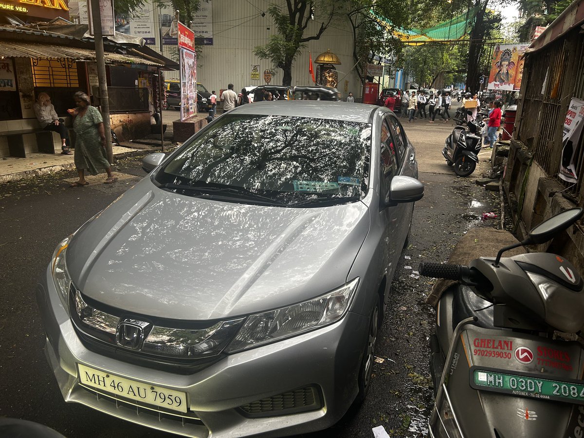 rachitkumart's tweet image. Again another wrong parking outside Popular Hotel, Off Hingwala Lane, Ghatkopar East @MTPHereToHelp
No margin for any two vehicles to pass and completely reckless.