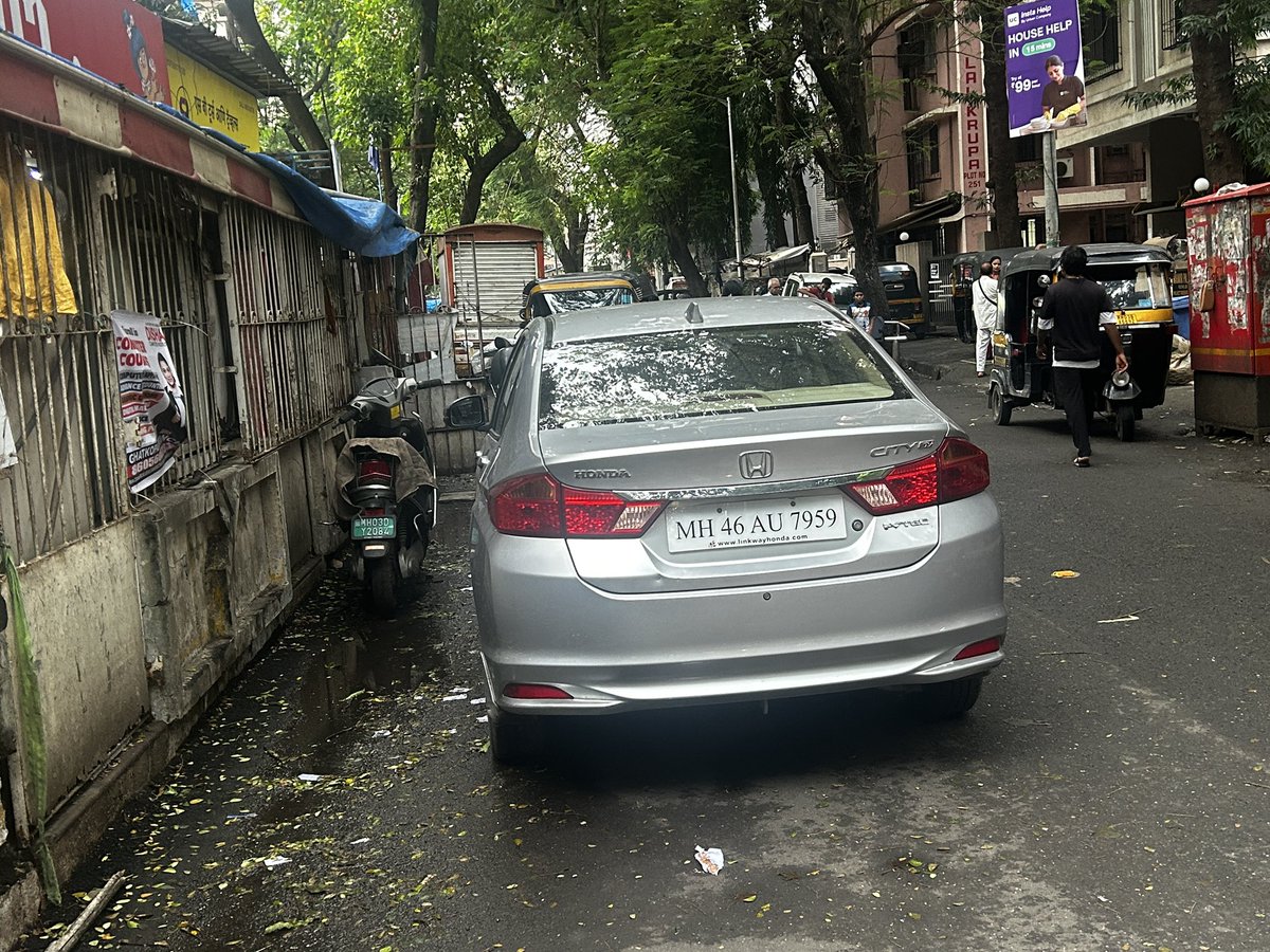 rachitkumart's tweet image. Again another wrong parking outside Popular Hotel, Off Hingwala Lane, Ghatkopar East @MTPHereToHelp
No margin for any two vehicles to pass and completely reckless.