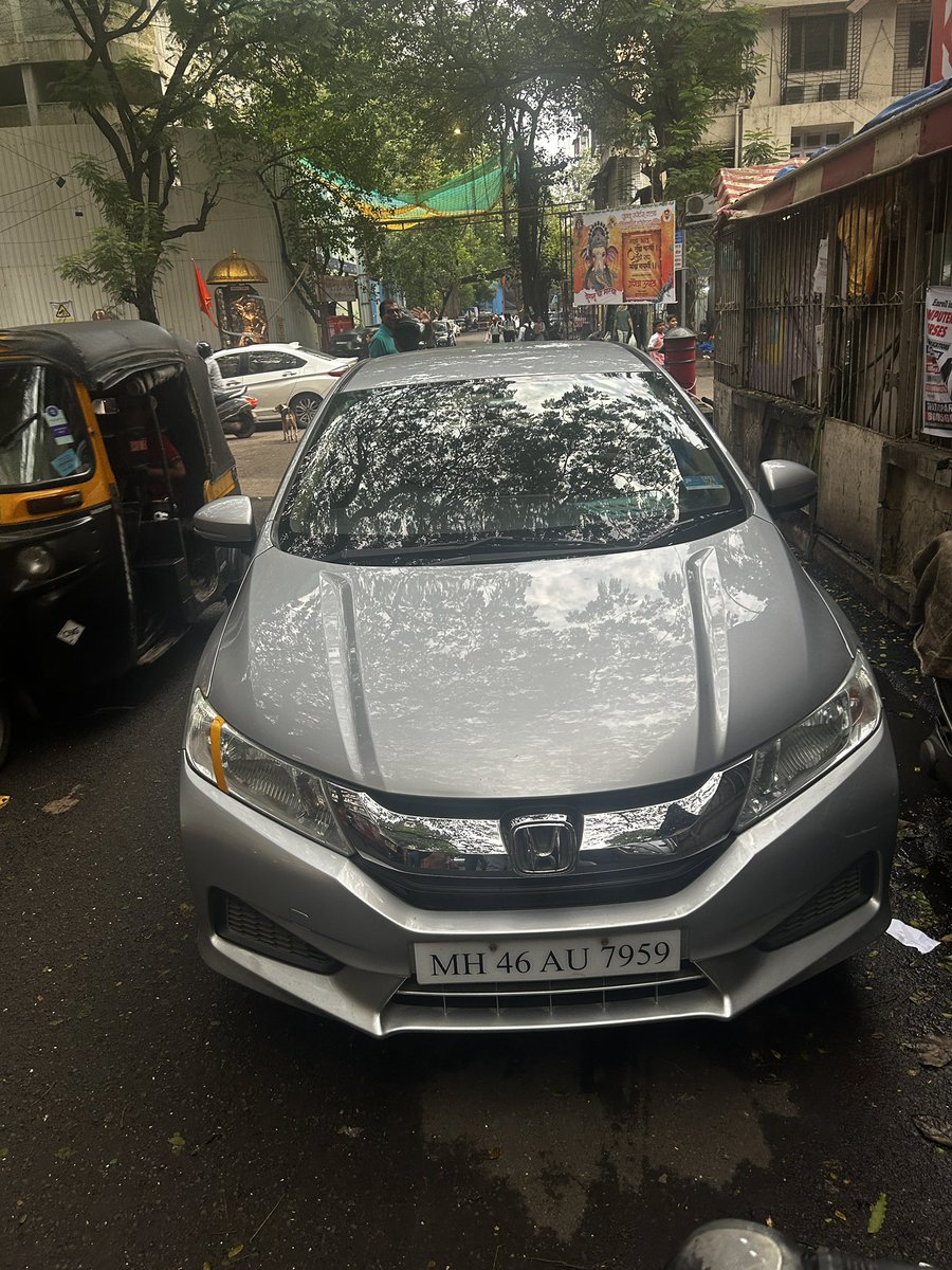 rachitkumart's tweet image. Again another wrong parking outside Popular Hotel, Off Hingwala Lane, Ghatkopar East @MTPHereToHelp
No margin for any two vehicles to pass and completely reckless.