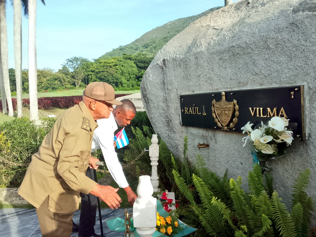 Beatriz Johnson Urrutia (@beatrizjurrutia) on Twitter photo Junto a Teresa Amarelle, secretaria general de la FMC y a <a href="/InesMChapman/">Inés María Chapman Waugh</a>, vice primera ministra de la República 🇨🇺, rendimos tributo a la eterna presidenta de la FMC, #VilmaPorSiempre.
#MujeresEnRevolución
#SantiagoDeCuba Junto a Teresa Amarelle, secretaria general de la FMC y a <a href="/InesMChapman/">Inés María Chapman Waugh</a>, vice primera ministra de la República 🇨🇺, rendimos tributo a la eterna presidenta de la FMC, #VilmaPorSiempre.
#MujeresEnRevolución
#SantiagoDeCuba
