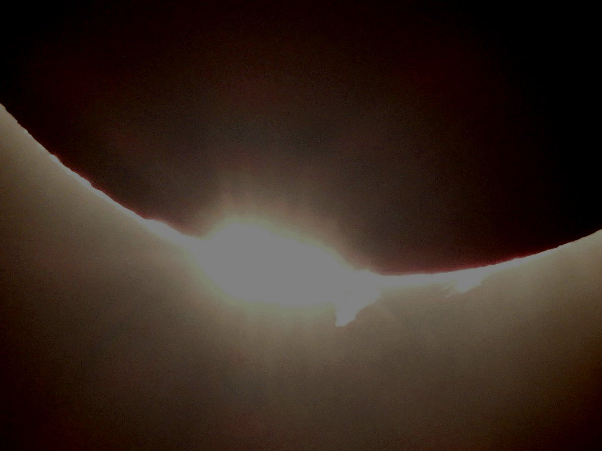teresaholmes351's tweet image. Today&apos;s #DailyPictureTheme is &apos;Glimmer&apos;  RT or reply with your own photo... *Diamond ring eclipses &apos;glimmer&apos; #SnapbackSaturday  #SolarEclipse2024 🌞🌕