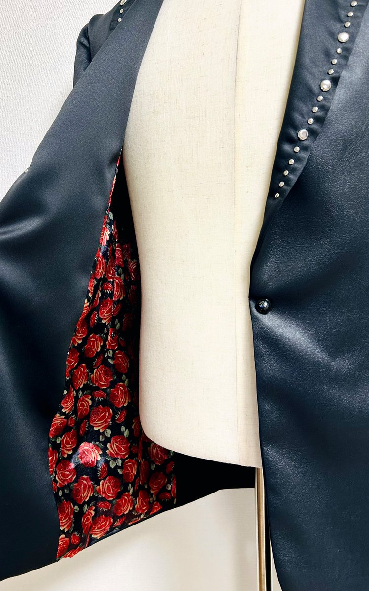 ❤️‍🔥 #420アステール

佐々木リョウ <a href="/sasakiryo/">佐々木リョウ</a> さんのジャケットとネックレスを制作・スタイリングさせていただきました。

レザー調サテンジャケットに、裾のドレープ生地は取り外し＆配置替えが可能。
裏地は鮮やかな花柄で、華やかに仕立てました。 
＋肉球🐾チャームのレザーネックレスで遊び心を。