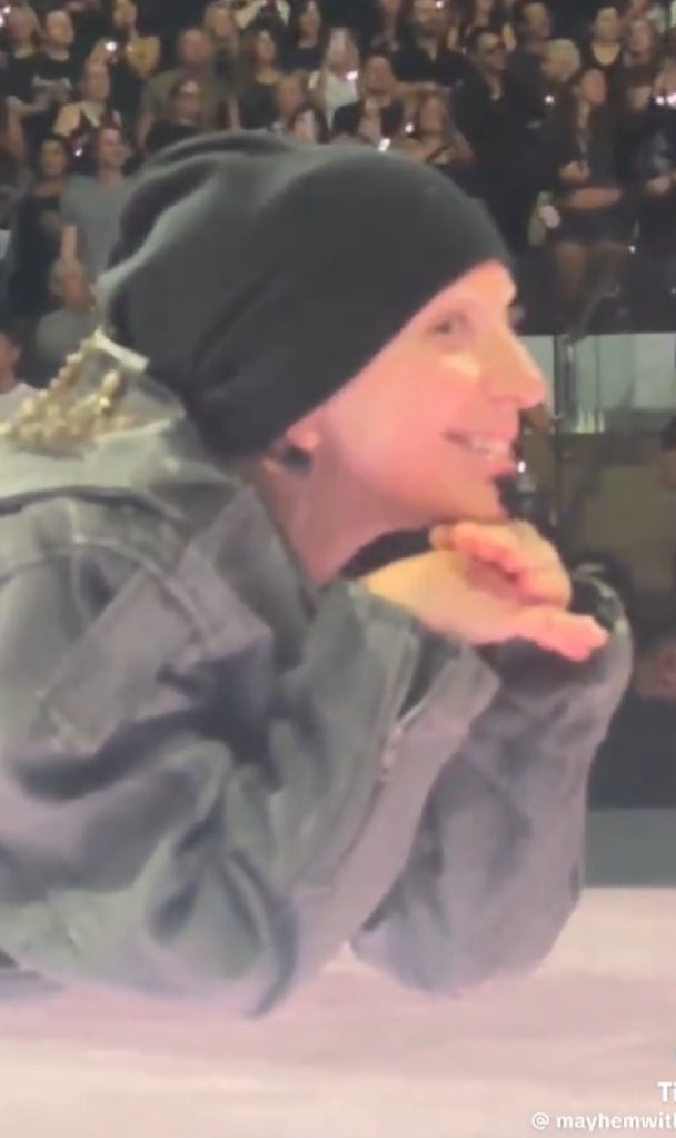 ela na rua 👹                      ela no show 🥰