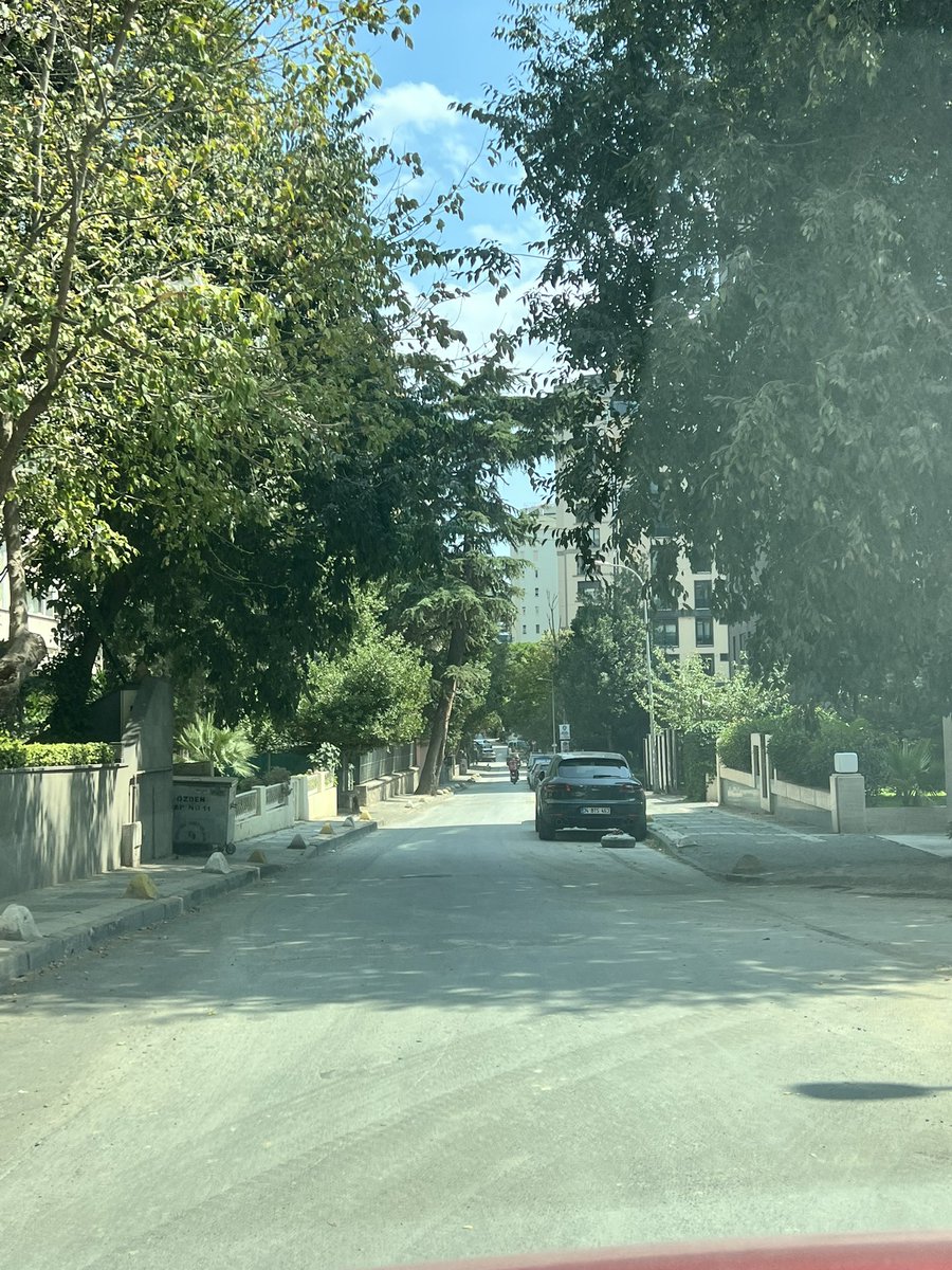 İnsaatlara izin veriken hersey cok kolay ilerliyor belediyenizde ama sonrasinda tum sorunu yine size oy veren bu vatandaslar yasiyor. Hergun arayip sikayet etmemize ragmen hala tozun topragin icinde yasiyoruz. Belliki sizin is yapmaya niyetiniz yok! <a href="/kadikoybelediye/">Kadıköy Belediyesi</a>