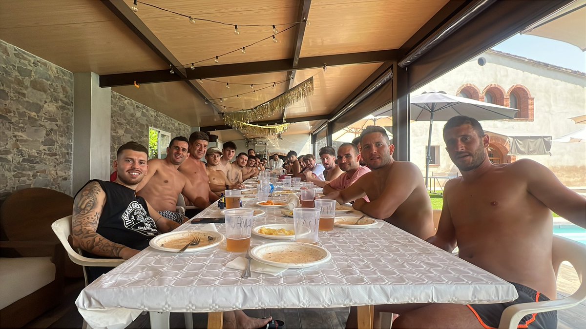 Primera setmana d'entrenaments del primer equip que culmina amb una jornada de cohesió de grup a la platja i un dinar. 🔋💪🏻

#somhigrocs #2cat1 💛🖤