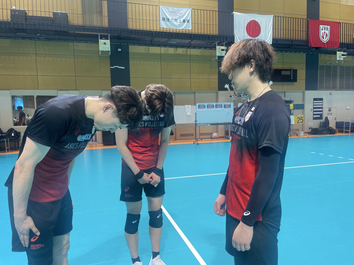 ／
🏐#世界バレー🏐
#バレーボール 男子日本代表🇯🇵
＼

女子🇯🇵が カメルーン🇨🇲にストレート勝利✨

一方 男子は絶賛合宿中🔥
本番さながらの声を出して練習を行いました💪

練習後 自主練をしていた
#大宅真樹 選手 #永露元稀 選手 
#西本圭吾 選手 をパシャリ📷
年齢関係なく和やかな雰囲気⁉️

男子は
