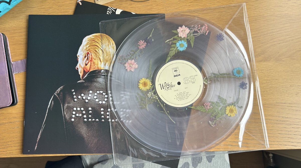 ohhh the pressed flowers are so pretty 🥲💗