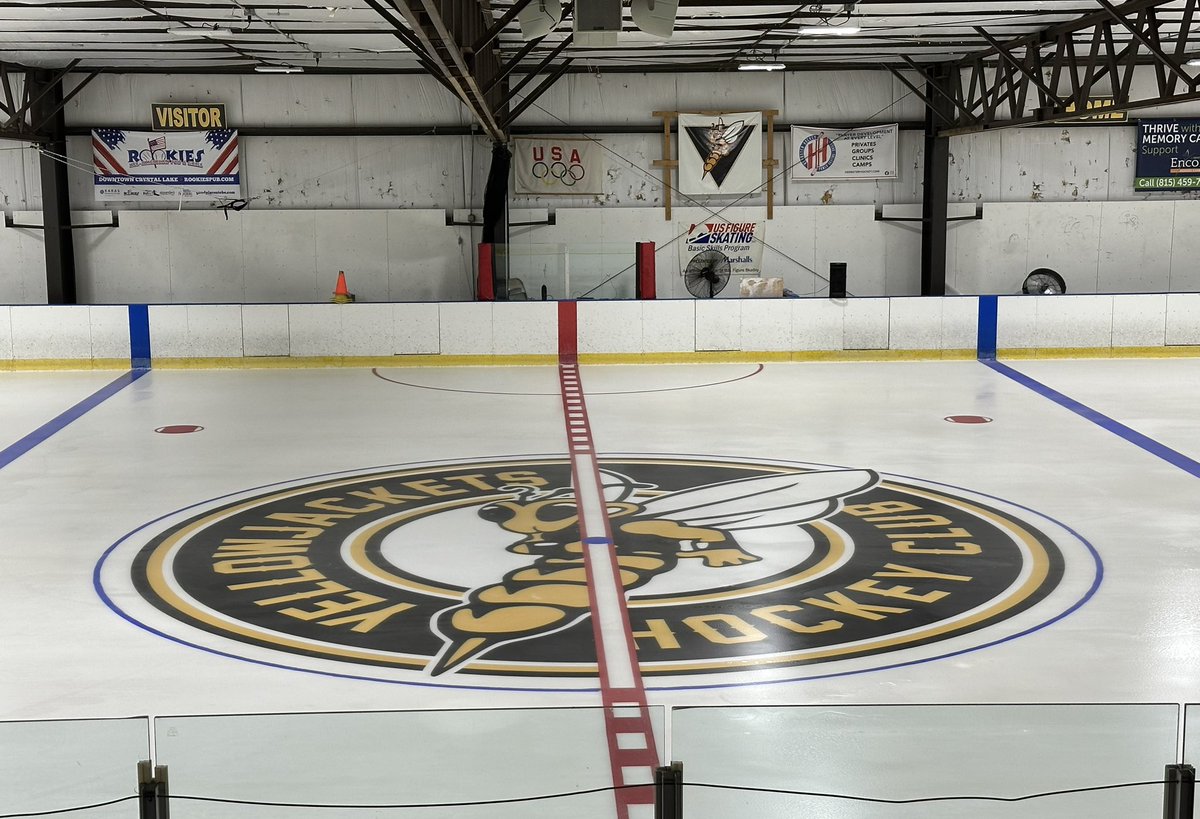 clstingers's tweet image. #EastRink changes #FreshIce #NewPaint #YJhockeyLogo #StingersLogo 🖤💛🐝🏒