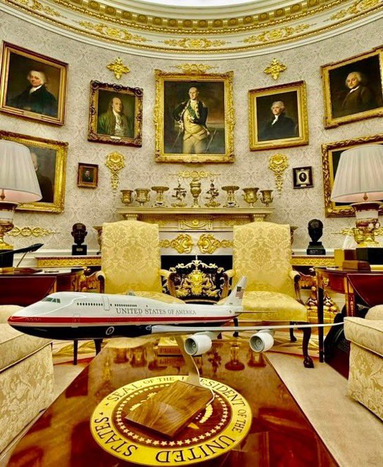 niceblackdude's tweet image. LEFT: Obama’s Oval Office.
RIGHT: Trump’s Oval Office.

Obama’s looks soulless, cold, and neglected. An embarrassment. Trump’s looks classy, honorable, and presidential. Something to be proud of!