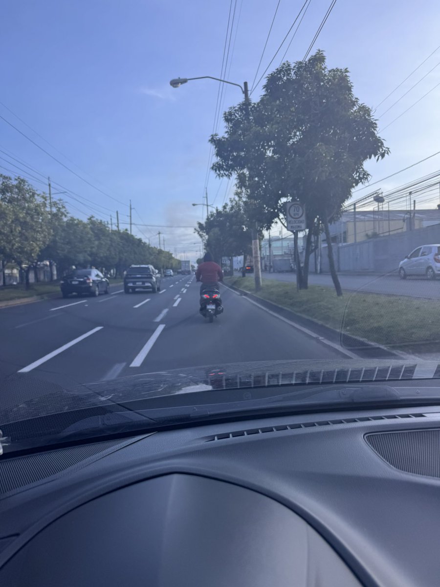 Las estupideces de la <a href="/muniguate/">MuniGuate</a> 
Reducción del carril y el tráiler no cabe, motoristas que no usan el carril exclusivo que les dieron.