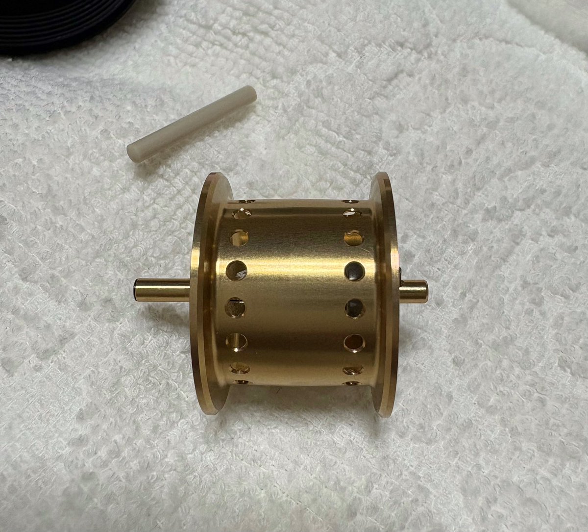 アーマードF0.6号150mぴったり😆
あとMGLスプール4みたいにセンターが太くなってる🤫写し方かと思ったけど実際にそうなってます🙈
本物のMGL4、密巻きかと思ったけどスピニング程綺麗に巻けない😅