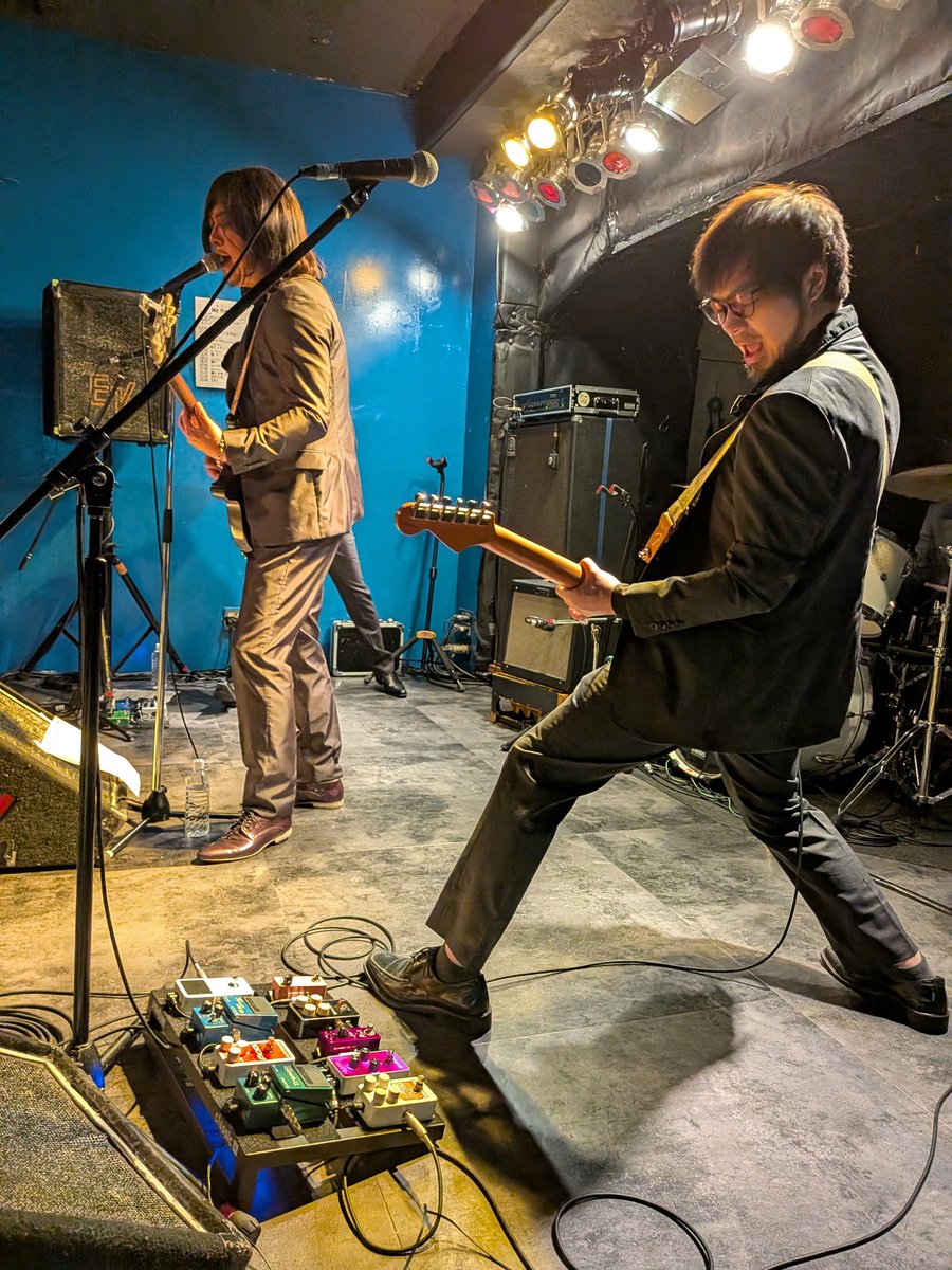 ワクワクさんギターの匕首蝮を初めて観たよ。噂以上にかっこよかった！確かに今の匕首蝮のテイストはワクワクさんがやってる大王ヤリイカさんの雰囲気に通じるものがあるかも。ワクワクさん歌もめっちゃ上手いんで、もっとコーラス絡んでくれてもええんやで〜(笑)

#メレ