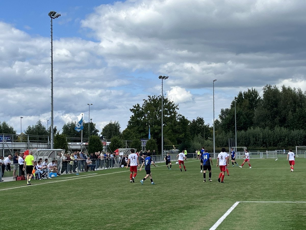 Iets later begonnen aan de Sluisweg.
na een goed half uur is <a href="/vvhardinxveld/">v.v. Hardinxveld</a> met 1-0 voor tegen <a href="/vvpelikaan/">vvPelikaan</a> 
Leuk potje
Heerlijk vertoeven langs de lijn
<a href="/RVoetbal/">Regio-Voetbal</a>