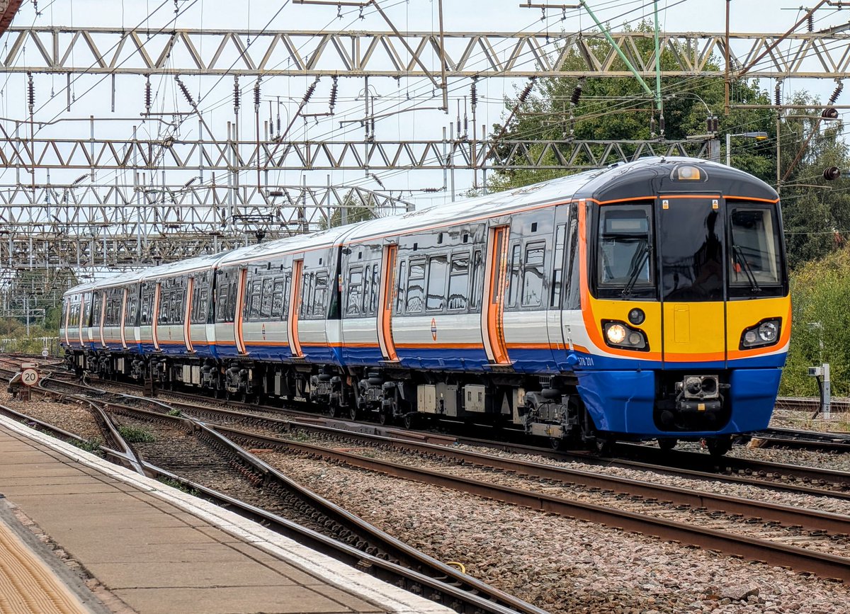 DownOnTheStour's tweet photo. Going Overground at Crewe π
378201 passes on the Fast Lines through Crewe bound for Wembley after it's refurbishment works in Widnes πΈ
#DOTS #trainphotography #railwayphotography #class378 #capitalstar #crewe https://t.co/L0985am2Dg