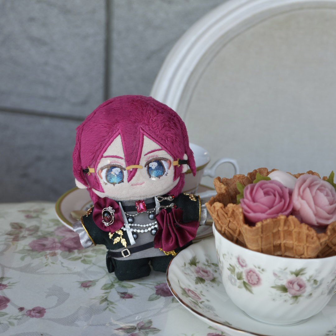 袖のフリルも付け終わり改めて茨のフィーチャー2衣装完成しました🥀
1番好きな衣装だからパーツも納得のいくものを集められて大満足！沢山可愛がります！
 #いつぬいが見られるタグ