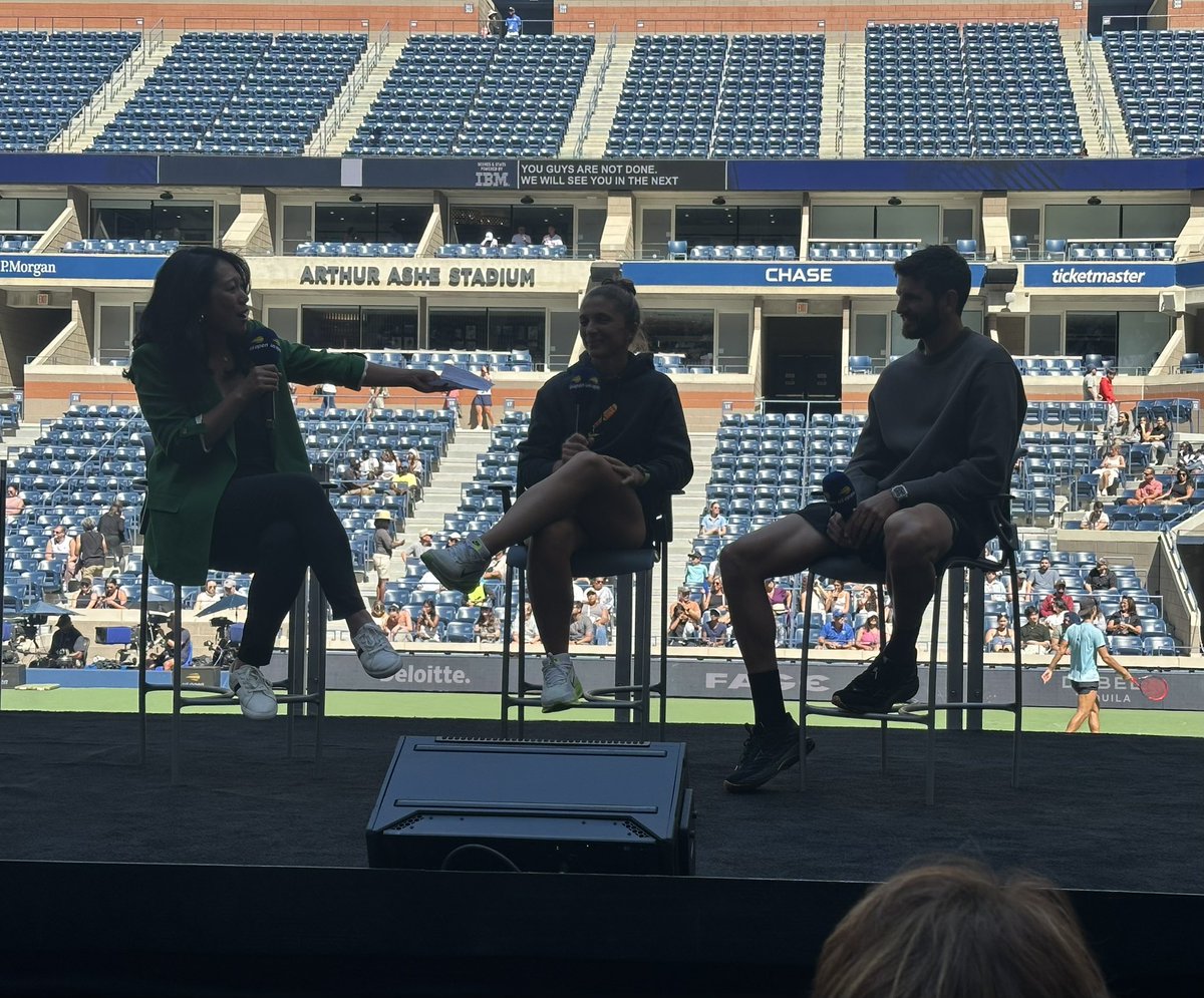 CouchPotatoCop's tweet photo. I luv the heck out of Free Fan Week BUT for Media Day: can you please close the roof on Ashe for the player interviews next time. Because otherwise with the sun glare you get pictures like this ⬇️.
btw, great job hosting @TheMichelleYu 
@usopen @usta @Stacey_Allaster @BlairHenley https://t.co/eDUsH72Lve
