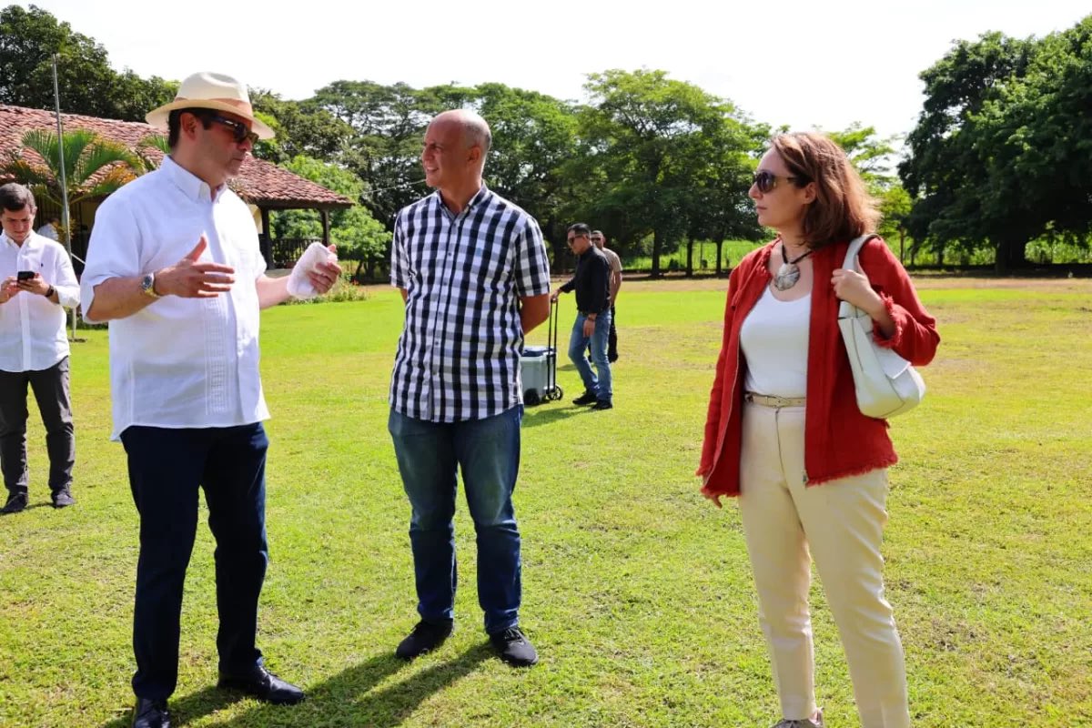 CancilleriaPma's tweet photo. El canciller @javierachapma, junto al vicecanciller @CarlosAHoyosB y los embajadores de Egipto y Türkiye, visitaron el Parque Arqueológico El Caño en Coclé para evaluar, junto a especialistas, acciones de conservación y promoción del sitio histórico. https://t.co/gGpq8zXAYA