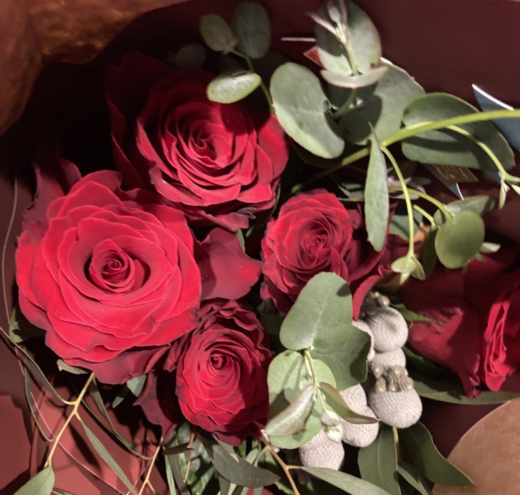 花束を君に
届けたくて急ぎ足

メインはもちろん
君の大好きな
真紅の薔薇を5本

知っているかい
贈る本数によって意味が違うんだ

5本の薔薇は
「あなたに逢えて幸せです」

3本の薔薇は
「あなたを愛しています」

嗚呼　やっぱりこの花束から
2本抜き取ってしまおうか　嗚呼

#深夜の二時間作詩