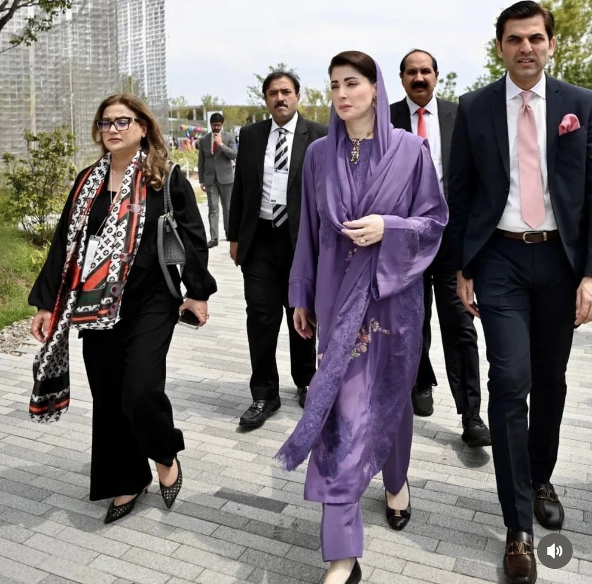 پنجاب کی چیف منسٹر انتہائی حسین اور قابل خاتون ہیں جو بڑی تیزی سے پنجاب میں مثبت تبدیلیاں لا رہی ہیں ۔

ان کے haters دن رات ان کی looks اور ڈریسنگ کا مذاق اڑاتے ہیں ۔

آپ سب جانتے ہیں کہ لوگ پرسنل اٹیک پر تب اترتے ہیں جب ان کو اور کوئی ڈھنگ کی بات نہ ملے اعتراض کرنے پر۔

عظمیٰ