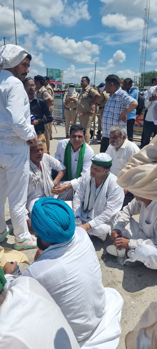 #स्मार्ट_मीटर, किसान और गरीब के लिए आतंक का पर्याय बन गया है। मध्यम वर्ग भी इसको लेकर कसमकस में है। प्रीपेड मीटर के नाम पर ऐसी शक्ति विद्युत वितरण कंपनियों के हाथ में आ जाएगी कि लोगों के लिए बिजली के गलत बिल का विरोध करना लगभग असंभव हो जाएगा। 
सुविधा के नाम पर पहले बिजली,अब पानी