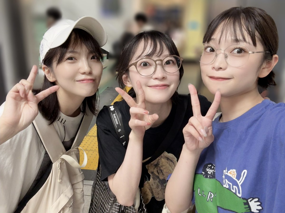 稽古終わりに
はるちゃんと歩いていたら

めちゃくちゃ混雑した道で……

1人の女性と…ふと…目が合った………

生田輝！！！！！！！！！！！！！！

吸い寄せられるように
人混みの中で偶然出会ってしまった🥺
運命すぎ。らぶり〜！