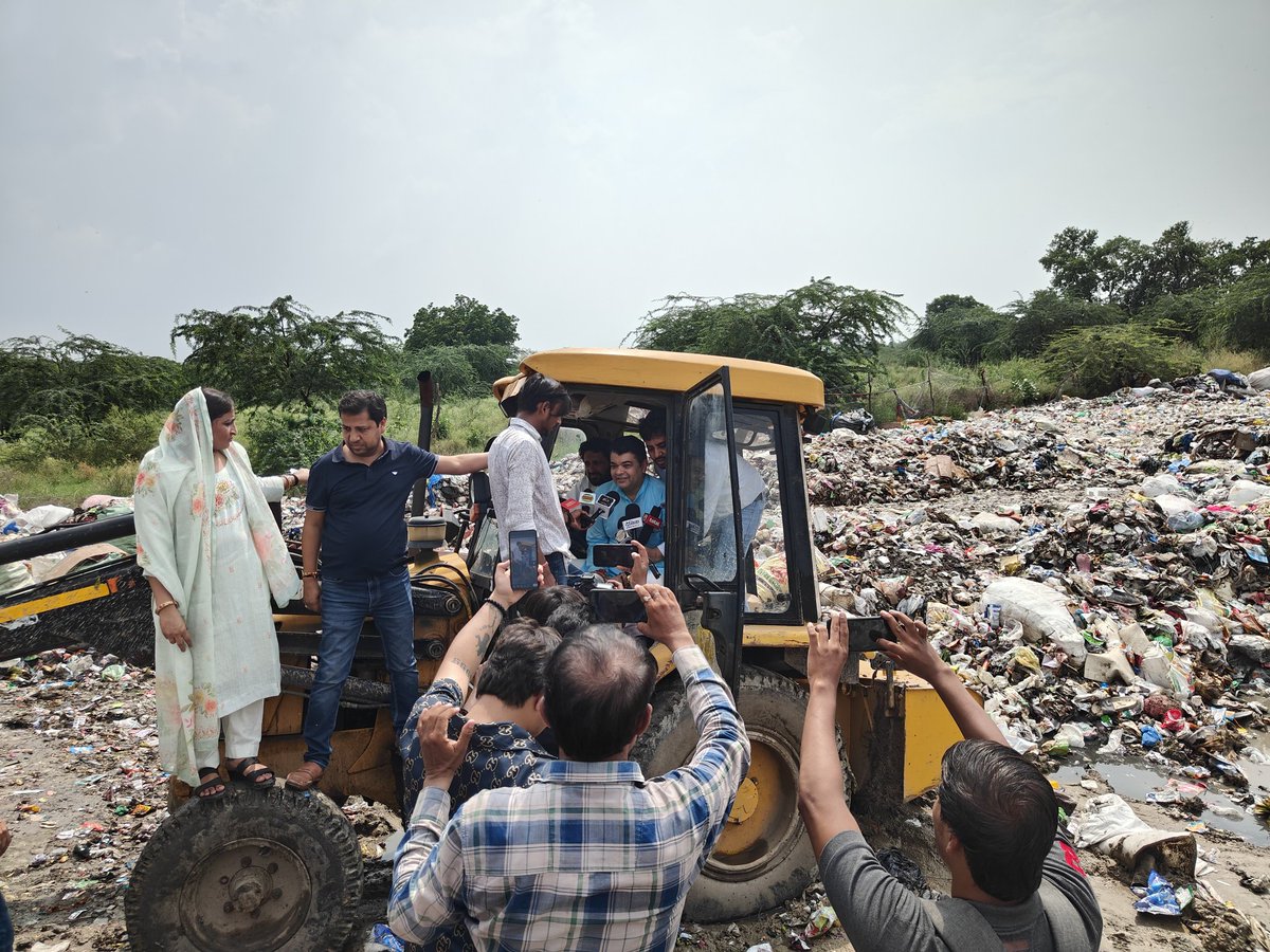 AnkushNarang_'s tweet photo. 📍 सिविल लाइन ज़ोन – वार्ड 7 कादीपुर
आज पुस्ता रोड के पास बने ढलाव घर का निरीक्षण दौरा किया, जहां कूड़े के अंबार लगे हुए हैं।

निरीक्षण के दौरान ज़ोन के एसएस और कंसेशनरी से बातचीत में साफ़ हुआ कि हालात सिर्फ़ कादीपुर तक सीमित नहीं, बल्कि पूरे सिविल लाइन ज़ोन और यहां तक कि भाजपा मेयर राजा इक़बाल सिंह के अपने वार्ड में भी यही स्थिति है।

➡️ जहां पाँच टिंपर गाड़ियां लगनी चाहिए, वहां केवल दो आती हैं।
➡️ जहां छह की ज़रूरत है, वहां मुश्किल से तीन भेजी जाती हैं।
➡️ इस लापरवाही पर 10 बार लिखित शिकायतें भेजी गईं, लेकिन कोई कार्रवाई नहीं हुई।

भाजपा मेयर राजा इक़बाल सिंह जी, अगर वास्तव में “दिल्ली को कूड़े से आज़ादी” दिलाने का इरादा है तो कम-से-कम अपने जोन की सफाई व्यवस्था तो दुरुस्त कर लेते। दिल्ली को साफ़ करने के झूठे वादों से जनता को गुमराह करना बंद कीजिए।

@Saurabh_MLAgk @ipathak25 @AamAadmiParty @AAPDelhi