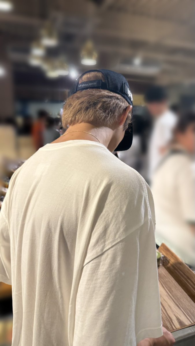Solittttttt's tweet photo. 친구가 보내준 마크••• 생귤롤도 사구 순수롤도 샀대요•••🤭 마크 빵 못샀다구 뭐라하지말라구••• 본점 갔는데 빵 남은게 얼마 없었대요•••😂 마크 빵 맛있게 먹어•••♡ https://t.co/mzPXOjGMli