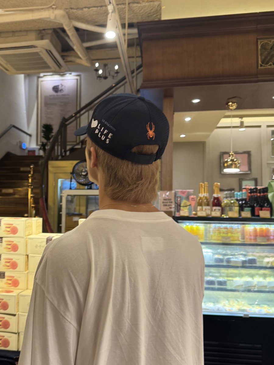 Solittttttt's tweet photo. 친구가 보내준 마크••• 생귤롤도 사구 순수롤도 샀대요•••🤭 마크 빵 못샀다구 뭐라하지말라구••• 본점 갔는데 빵 남은게 얼마 없었대요•••😂 마크 빵 맛있게 먹어•••♡ https://t.co/mzPXOjGMli