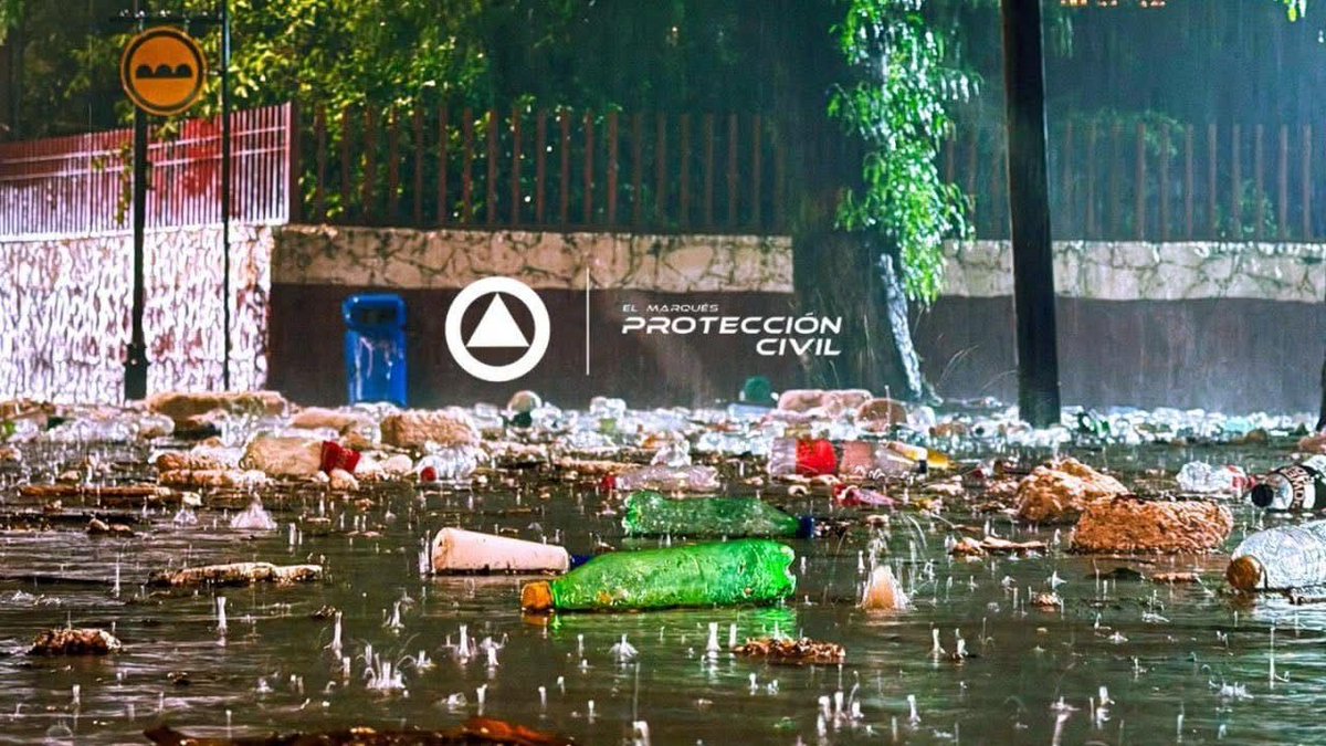 GildoGarzaMx's tweet photo. #Querétaro | La cultura de la gente basura que exige resultados, pero sigue tirando desechos en la calle. Esa es la principal causa de inundaciones y tragedias.