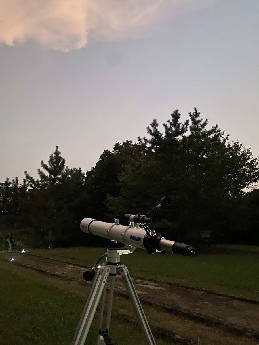 8/23 夏の天体観望会
たくさんの参加者の方々と夏の大三角を見つけることができました！心配していた雨も降らず遠くに盆踊りの音を聞きながら宇都宮の街明かりで夜空はぼんやり白く霞んでいましたが望遠鏡でアルビレオを見ることができました！ご参加ありがとうございました！#星のソムリエ