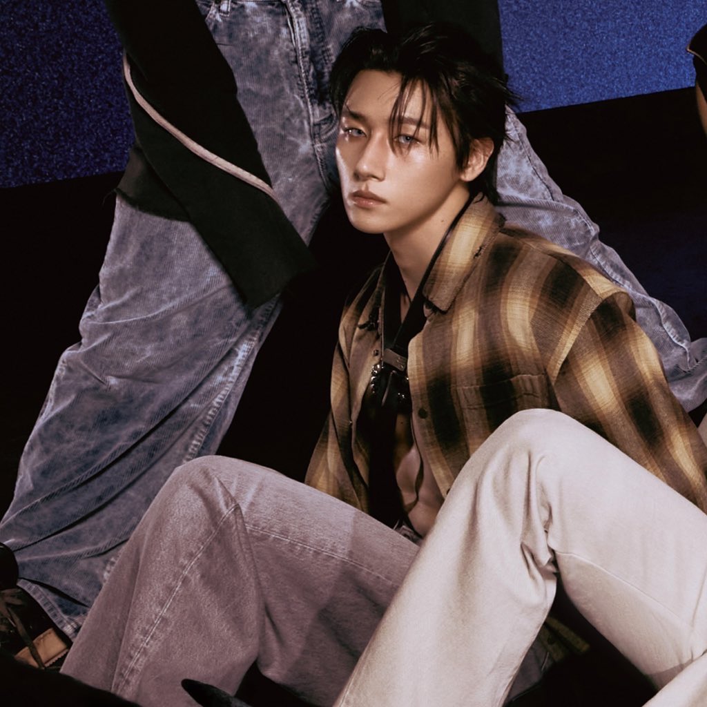 않그래도 얼굴에 직선만 가득한 뾰족뾰족이목구비 소유자 미남에게 뾰족깐머리 시키고, 안그래도 그윽깊고깊은 눈매 소유자 미남에게 컬러렌즈끼우고 ,
……… 
아랑해요…ㅈㅉㄹ