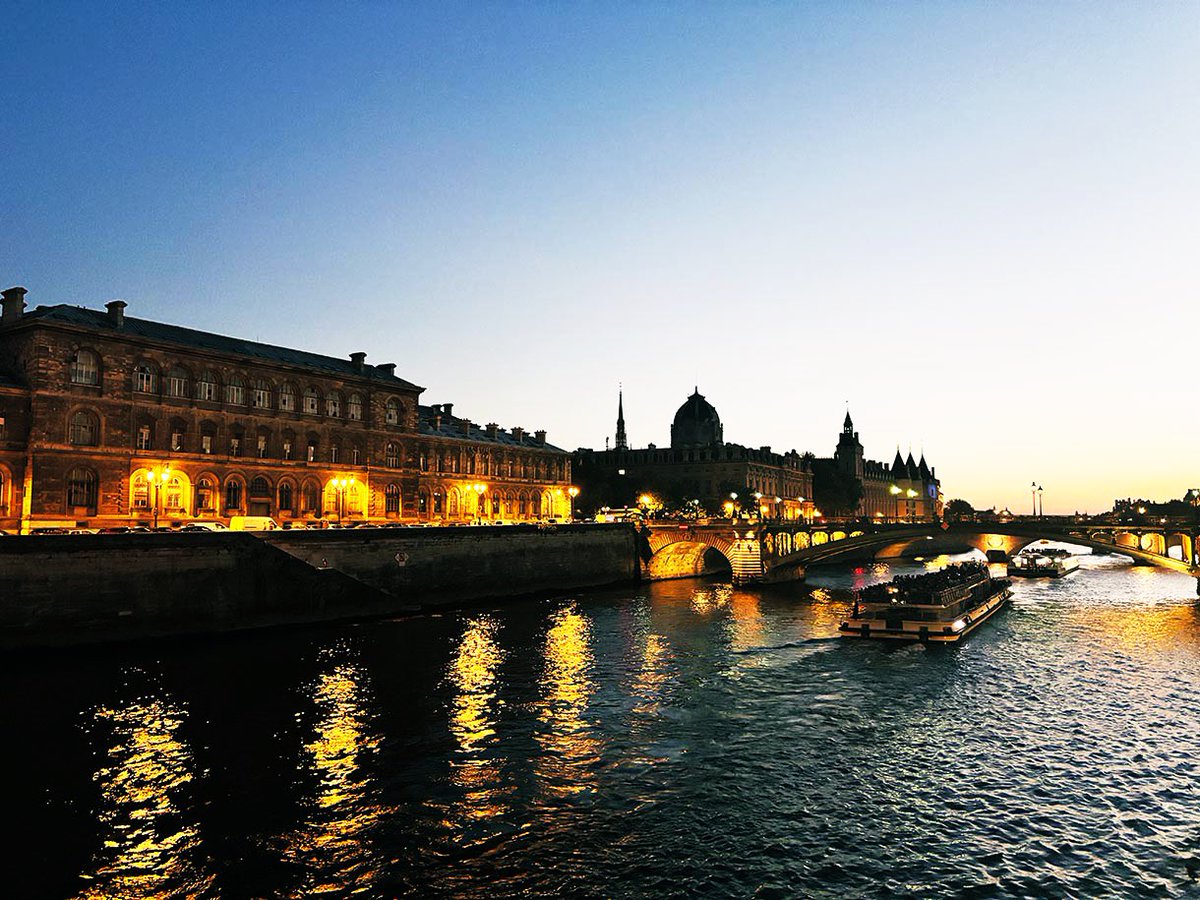 Heading to Paris this autumn? Here are some my tips for exploring the city after dark. #paris #france #travel 

fearlessfemaletravels.com/paris-at-night/